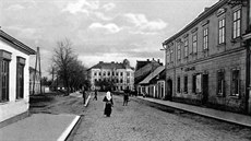 Historický snímek Schönberské ulice z období před rokem 1921, která je součástí...