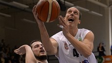 Tomá� Pomikálek (vpravo) z D��ína zakon�uje, brání ho Filip Zbránek z Opavy.