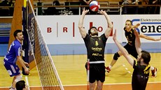 Brn�nský nahráva� Zden�k Haník odehrává mí� v utkání s Benátkami.