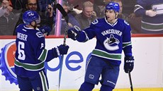 Radim Vrbata (vpravo) slaví se spoluhráem z Vancouveru Yannickem Weberem svj...