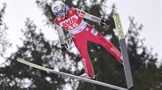Norský skokan na ly�ích Johann Andre Forfang b�hem závodu v Titisee-Neustadtu