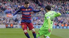 Útoník Barcelony Lionel Messi (vlevo) bhem duelu s Getafe