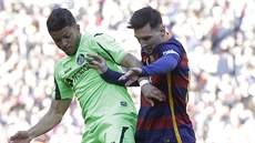 Útoník Barcelony Lionel Messi (vpravo) bhem duelu s Getafe