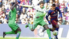 Útoník Barcelony Neymar (zcela vpravo) bhem duelu s Getafe