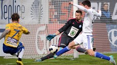 Martin Fillo (vlevo) z Teplic pálí na boleslavského gólmana Jana �edu.