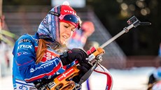 JE TI ZIMA, DVENKO? Gabriela Soukalová pi tréninku v Chanty-Mansijsku