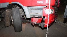 Opilý �idi� kamionu narazil do okrasného kamene, u benzínky se sna�il couvat....