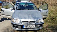 �idi� se pokou�el ve svém Mitsubishi policist�m ujet, ale pak zastavil,...