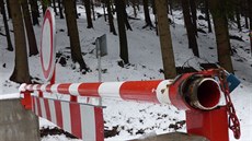 Silni�á�i uzav�eli pomocí závor kopec mezi Chval�í na Trutnovsku a Adr�pachem...