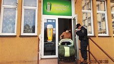 Strá�ník �vyprovází� matku dvou d�tí z mostecké herny.