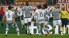 MÁME ANCI! Hrái Juventusu oslavují gól Paula Pogby (tetí zleva) na Bayernu.