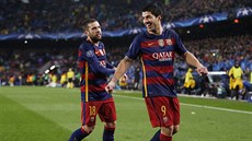 MAJÍ TO SPO�ÍTANÉ. Luis Suárez z Barcelony (vpravo) se raduje ze svého gólu...