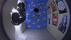 elní stnu modrého apartmánu pokrývá 3D tapeta designera Daniela Pire, která...