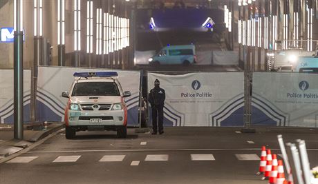 Policie hlídá zátaras u stanice metra  Maelbeek v Bruselu.