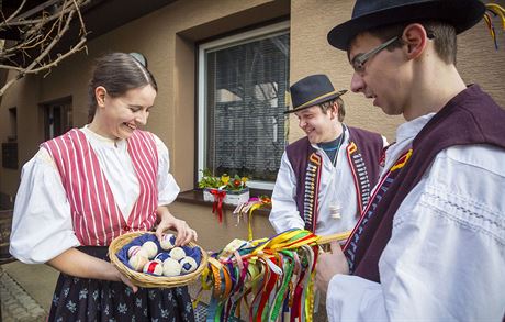 Na Velikononí pondlí vyrazili krojovaní lenové folklorního souboru Klobuan...