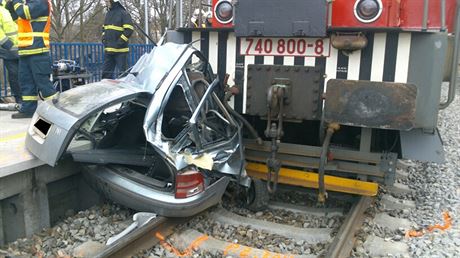 Tragická nehoda na elezniním pejezdu v Golov Jeníkov (21. bezna 2016).