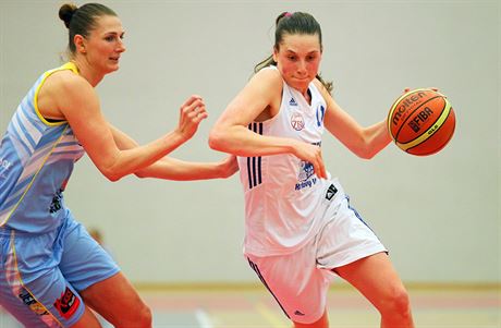 Karlovarská basketbalistka Dana Kulitová (s míem) jde dopedu, brání ji Ilona...