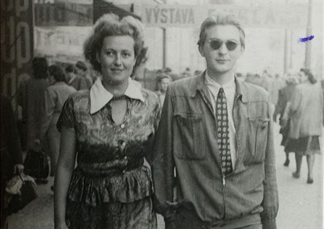 Honza Krejcarová (erná) a Egon Bondy v íjnu roku 1949.