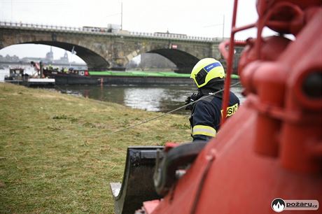 Lo Albis, týden zaklínnou u mostu v Dráanech, vyproovali etí hasii.  