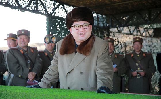 Severokorejský vdce Kim ong-un sleduje vojenské manévry (20. bezna 2016)