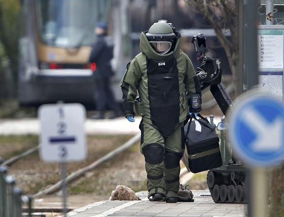 Policista z pyrotechnické sluby zasahuje v bruselské tvrti Schaerbeek (25....