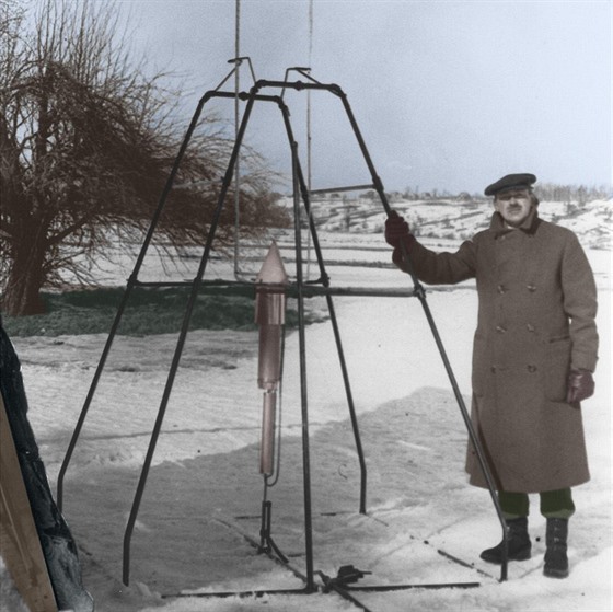 Robert Goddard u své první rakety, 16.3.1926