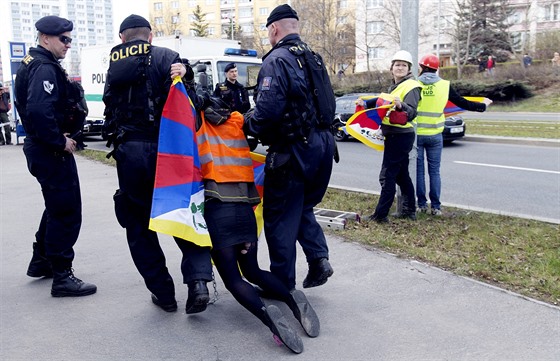 Návtvu ínského prezidenta doprovázejí i protesty, jednu z protestujících s...