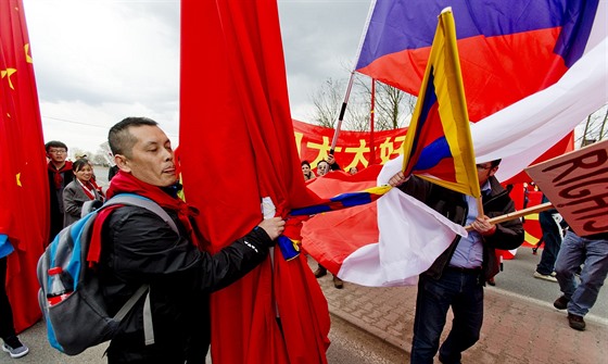 Spory mezi aktivisty a pívrenci íny (28. bezen 2016)