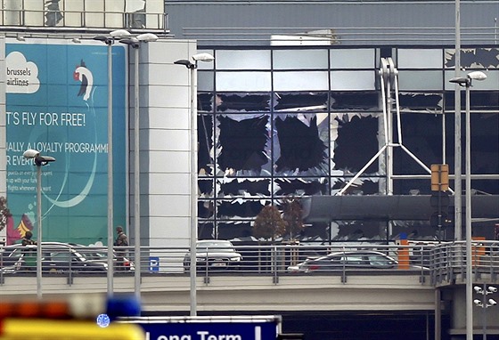 Rozbitá okna po explozi na bruselském letiti Zaventem (22. bezna 2016).