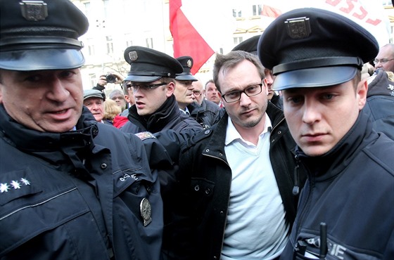 Adama B. Bartoše zadržela policie na demonstraci proti islamizaci, která...