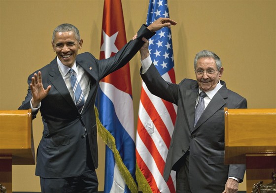 Podivná situace na tiskovce. Raul Castro zvedl ruku Baracka Obamy ve vítězném...