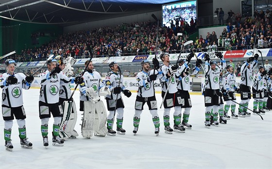 Hokejisté Mladé Boleslavi se radují z postupu do semifinále.