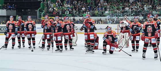 Zklamaní hokejisté Hradce Králové po vyřazení ve čtvrtfinále.