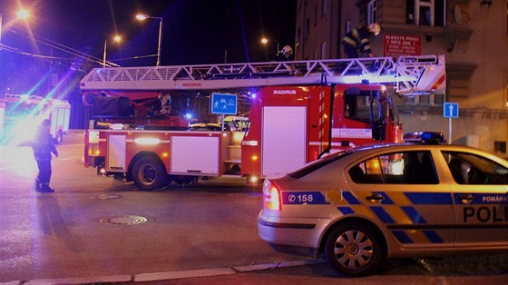 Do Borské ulice přijelo několik vozů hasičů. Měli i žebřík s plošinou pro...