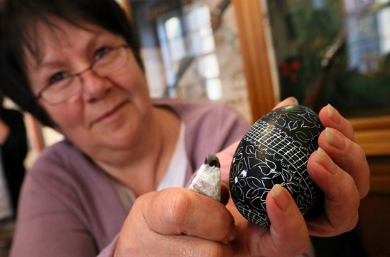 Blanka Josífková při zdobení husího vejce.