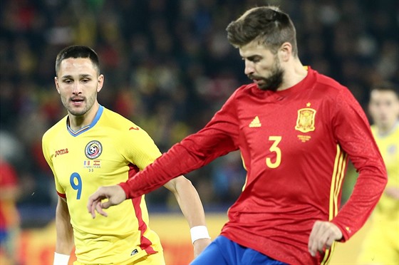 panlský fotbalista Gerard Pique (vpravo) pod dohledem Florina Andoneho z...