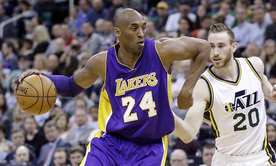 Kobe Bryant (vlevo) z Loas Angeles Lakers se snaí odpoutat od Gordona Haywarda...