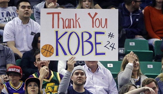 Fanouci v Salt Lake City vzdávají hold hvzd soupee - Kobemu Bryantovi z LA...