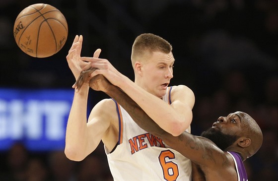 Kristaps Porzingis (vlevo) z New Yorku a Quincy Acy ze Sacramenta bojují o mí.