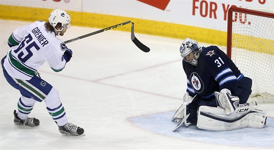 Ondej Pavelec hlídá branku Winnipegu a sám elí zlomené hokejce Alexandra...