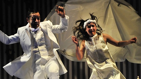 Inscenace O bílé lani v hradeckém Divadle Drak