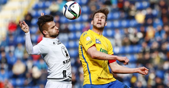 Zlínský kapitán Tomá Poznar (vpravo) bojuje v duelu s Olomoucí.