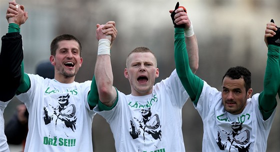 Fotbalisté Bohemians slaví s fanouky vítzství proti Slovácku.