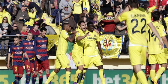 LUTÉ VESELÍ. Fotbalisté Villarrealu slaví gól proti Barcelon.