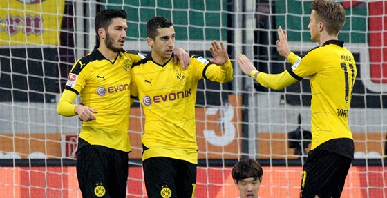 Fotbalisté Dortmundu slaví gól do sít Augsburgu.
