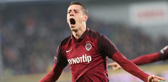 Ondej Zahustel ze Sparty slaví gól v derby proti Slavii. 