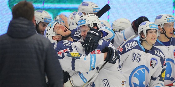 Hokejisté Plzně slaví postup do semifinále.