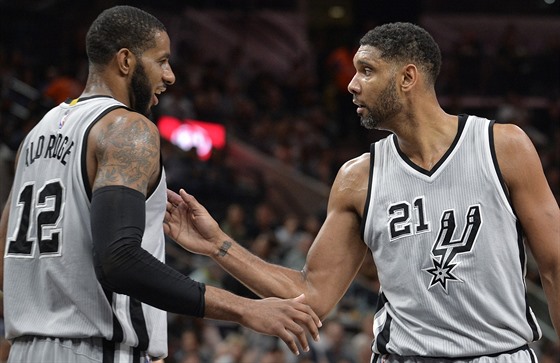 Tim Duncan ze San Antonia (vpravo) blahopeje LaMarcusi Aldridgeovi v utkání s...