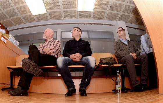 Zleva Pavel Kouda, Petr Kunierz a Pavel Markvart ped krajským soudem.
