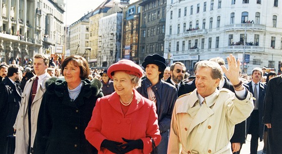 Královnu Alžbětu II. přivítali v Brně tisíce lidí. Prošla náměstím Svoboda.